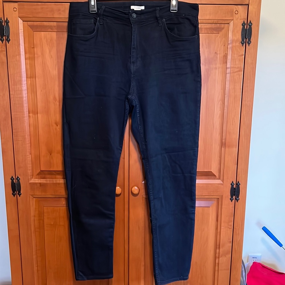 H&M dark wash stretchy jeans